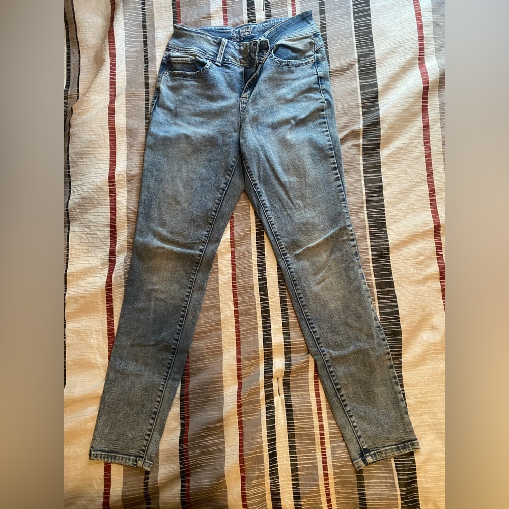 Lightly worn Mid rise skinny jeans